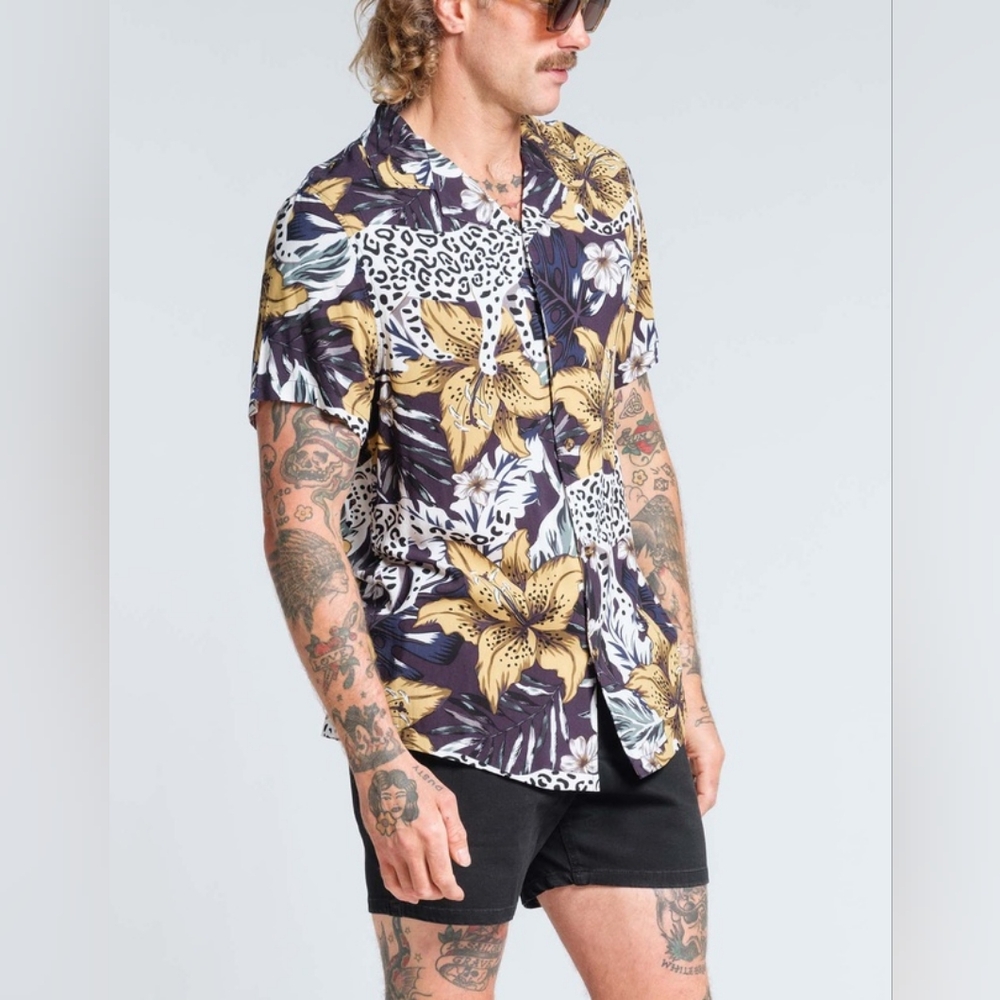 Vacancy Co Rayon Cheetah Tropical Shirt Size Small